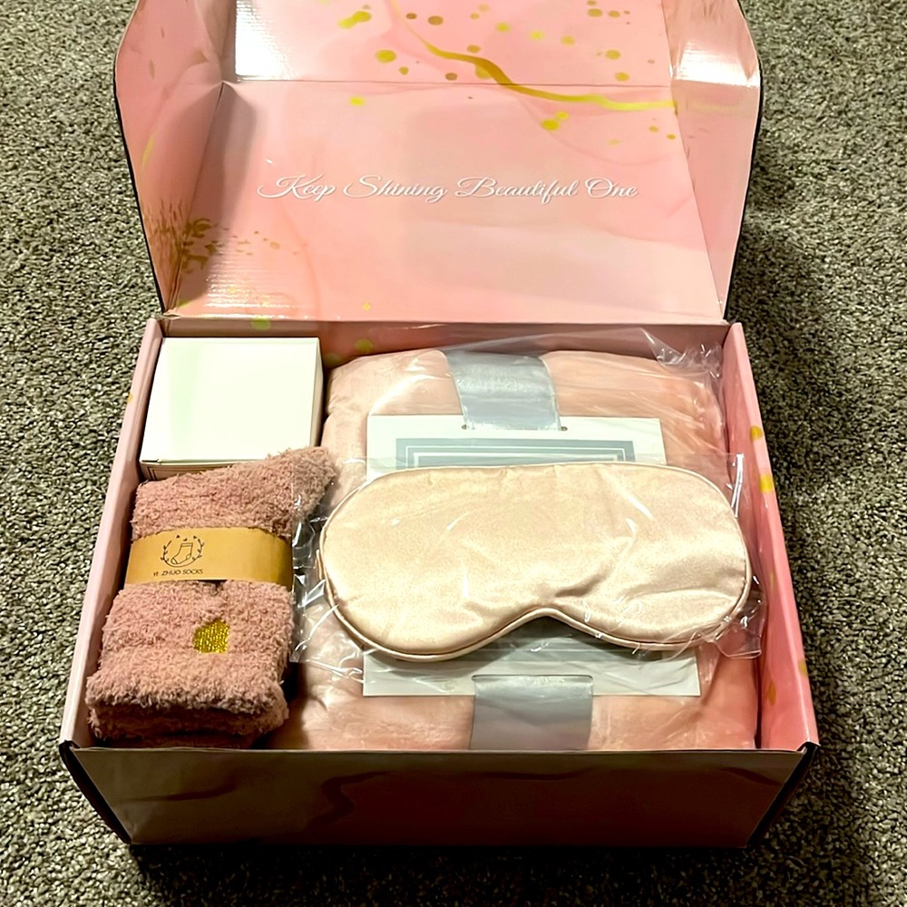 Suhctuptx gift box. Blanket, socks, tumbler, soap, bath bombs.Great Spa gift box
